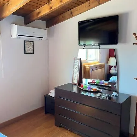 Cozy Second Floor Apt In With Sea View *